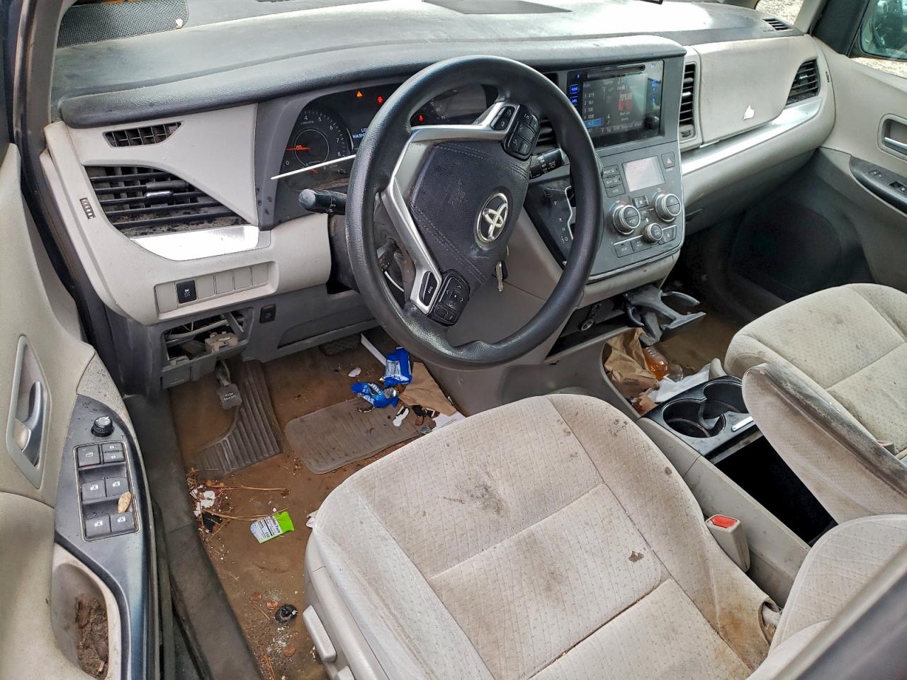 Toyota Sienna Le Image 9