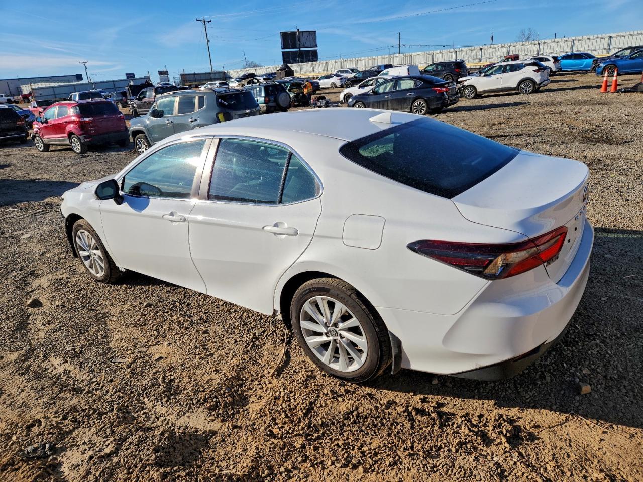 Toyota Camry Le Image 8
