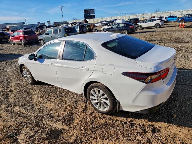 Toyota Camry Le Image 8