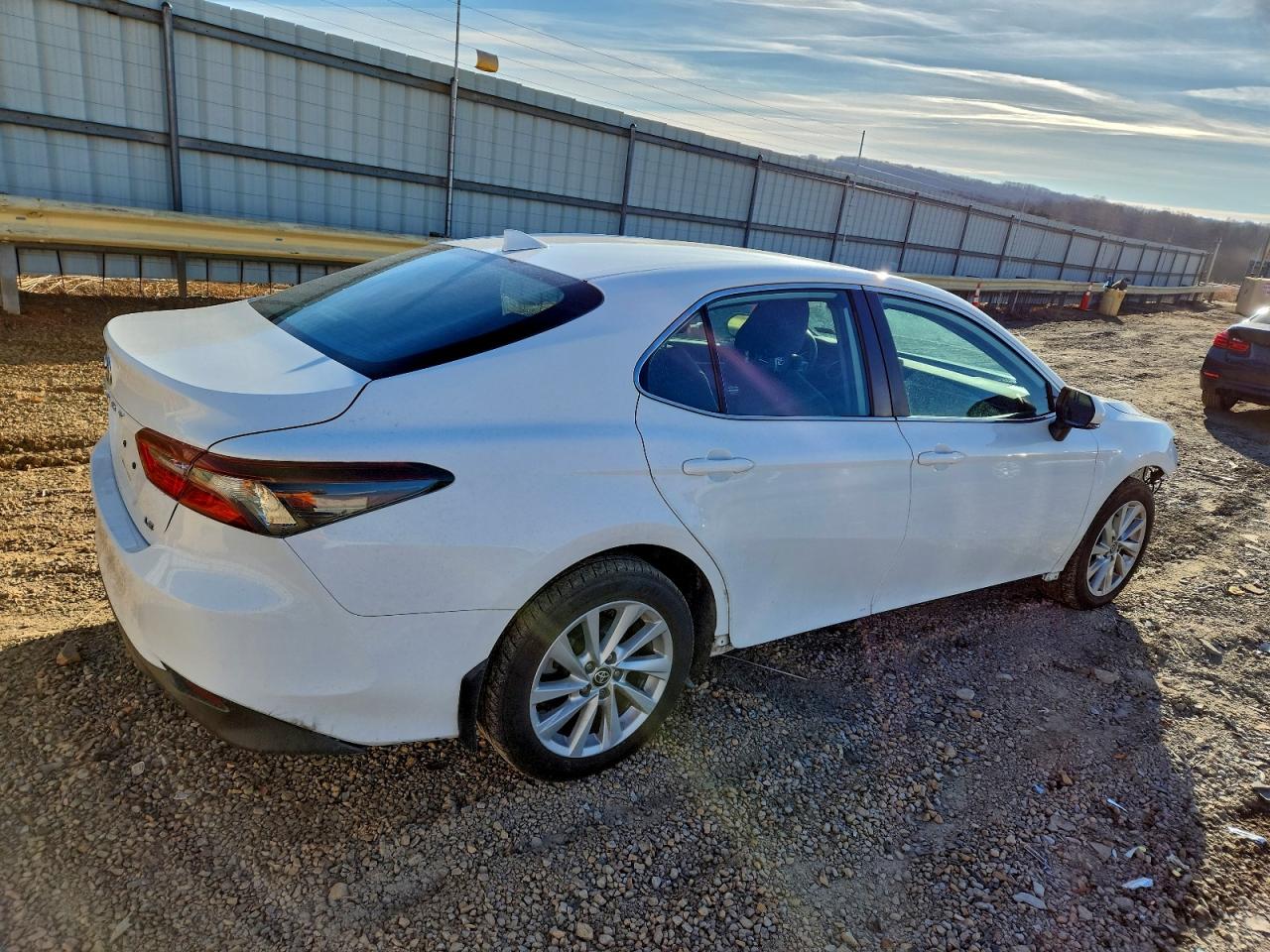 Toyota Camry Le Image 11