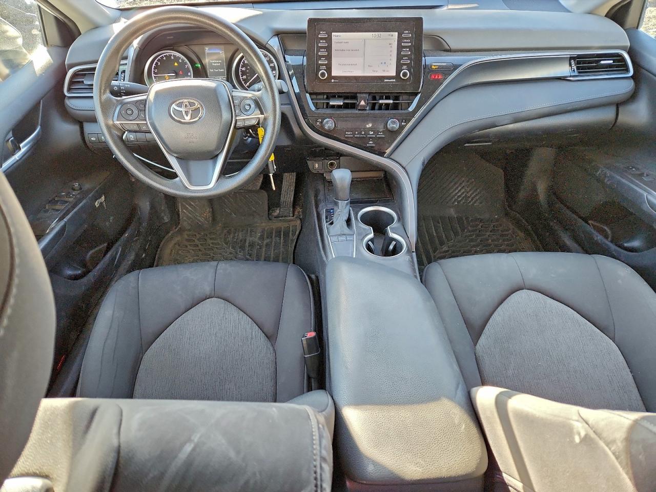 Toyota Camry Le Image 9