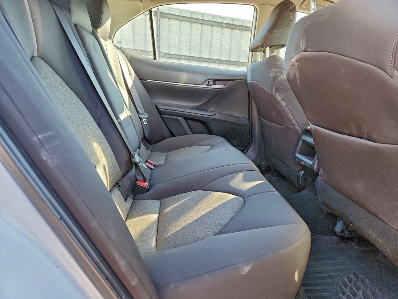 Toyota Camry Le Image 7