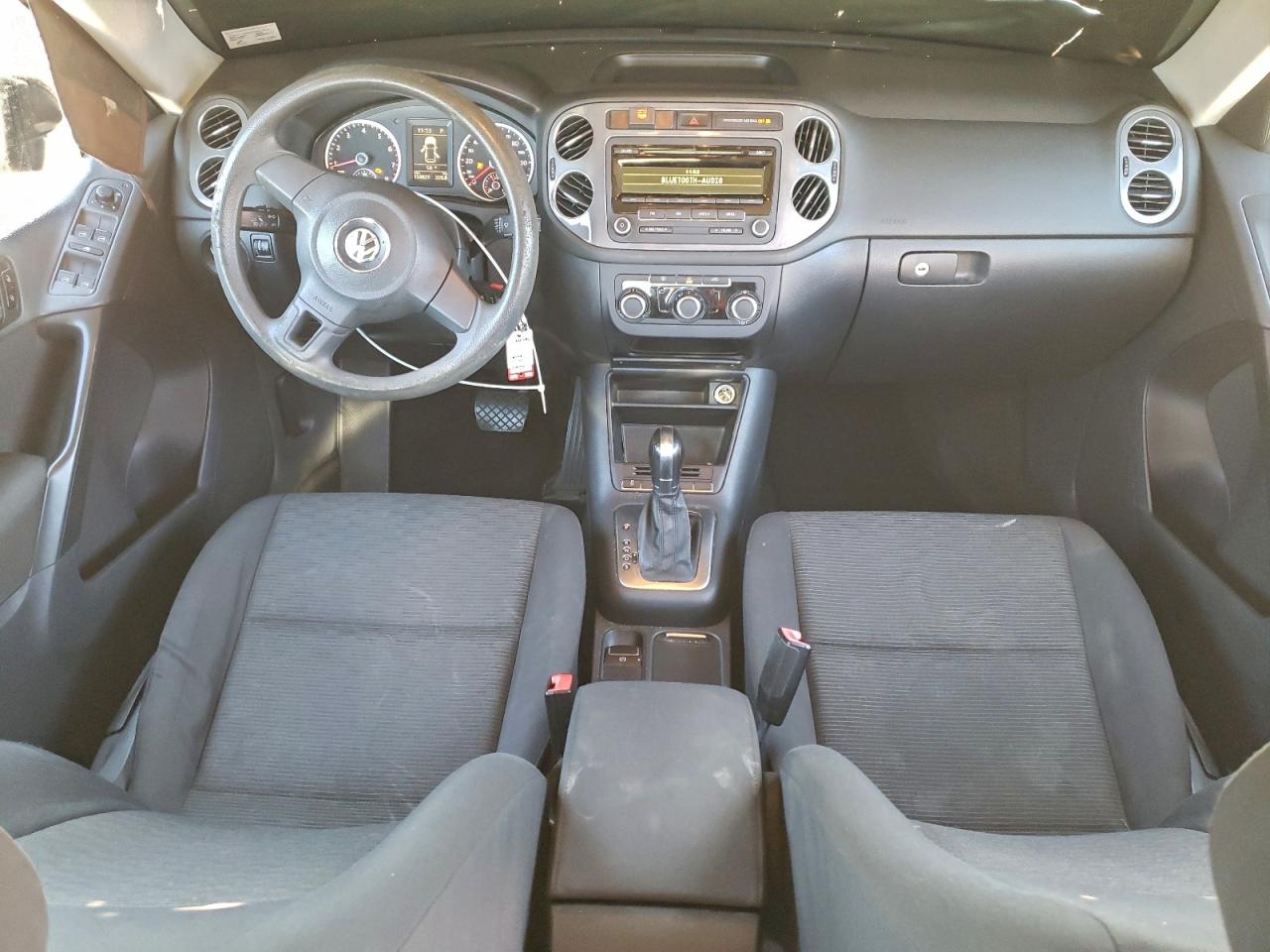 Volkswagen Tiguan S Image 4