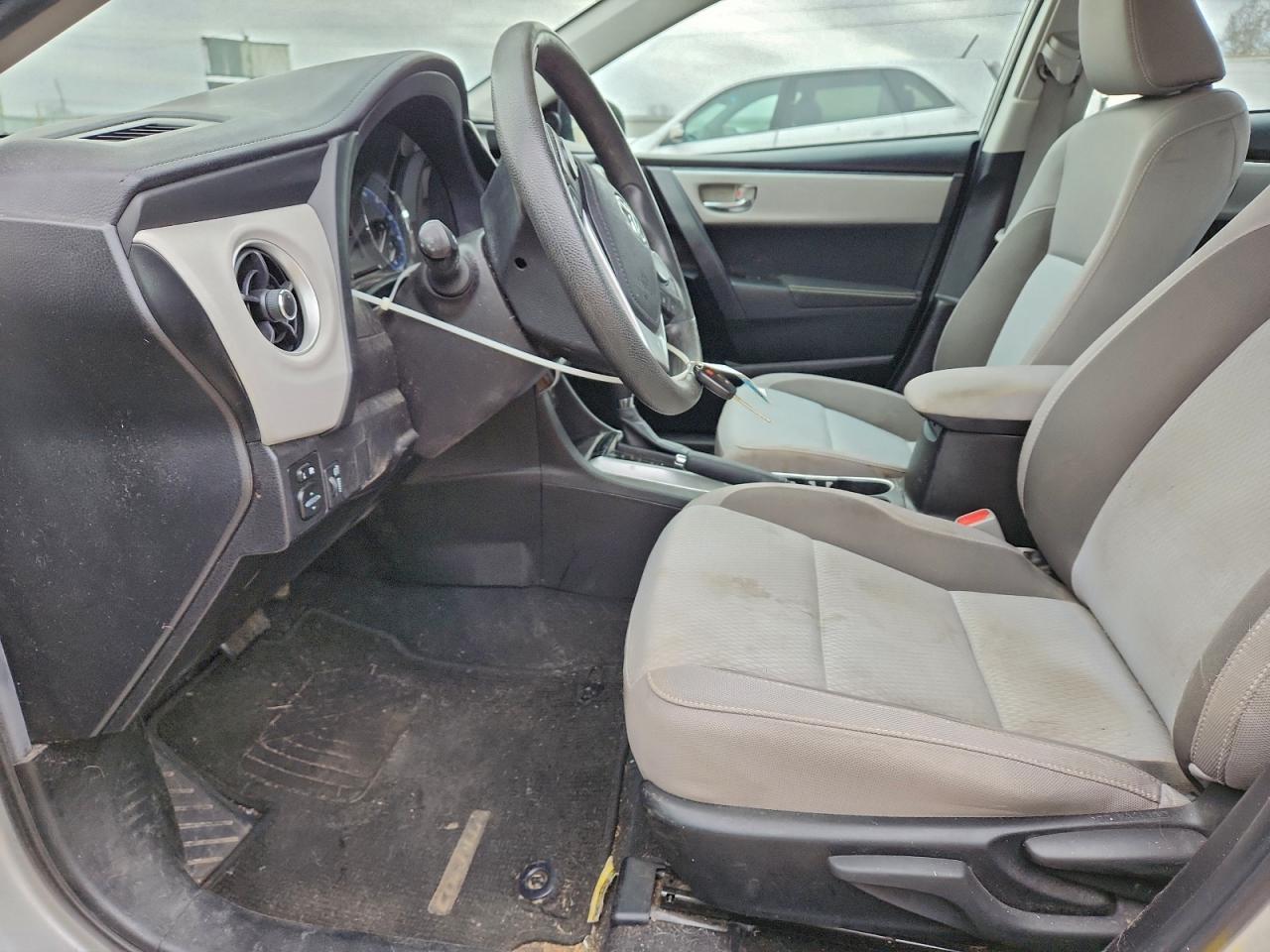 Toyota Corolla L Image 2