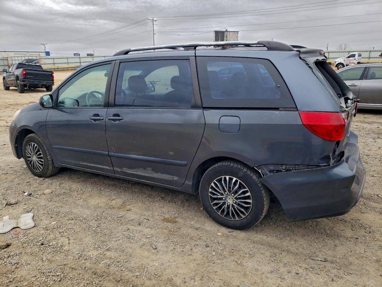 Toyota Sienna Ce Image 2