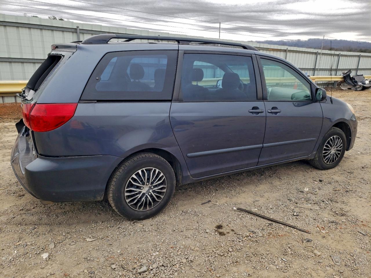 Toyota Sienna Ce Image 3