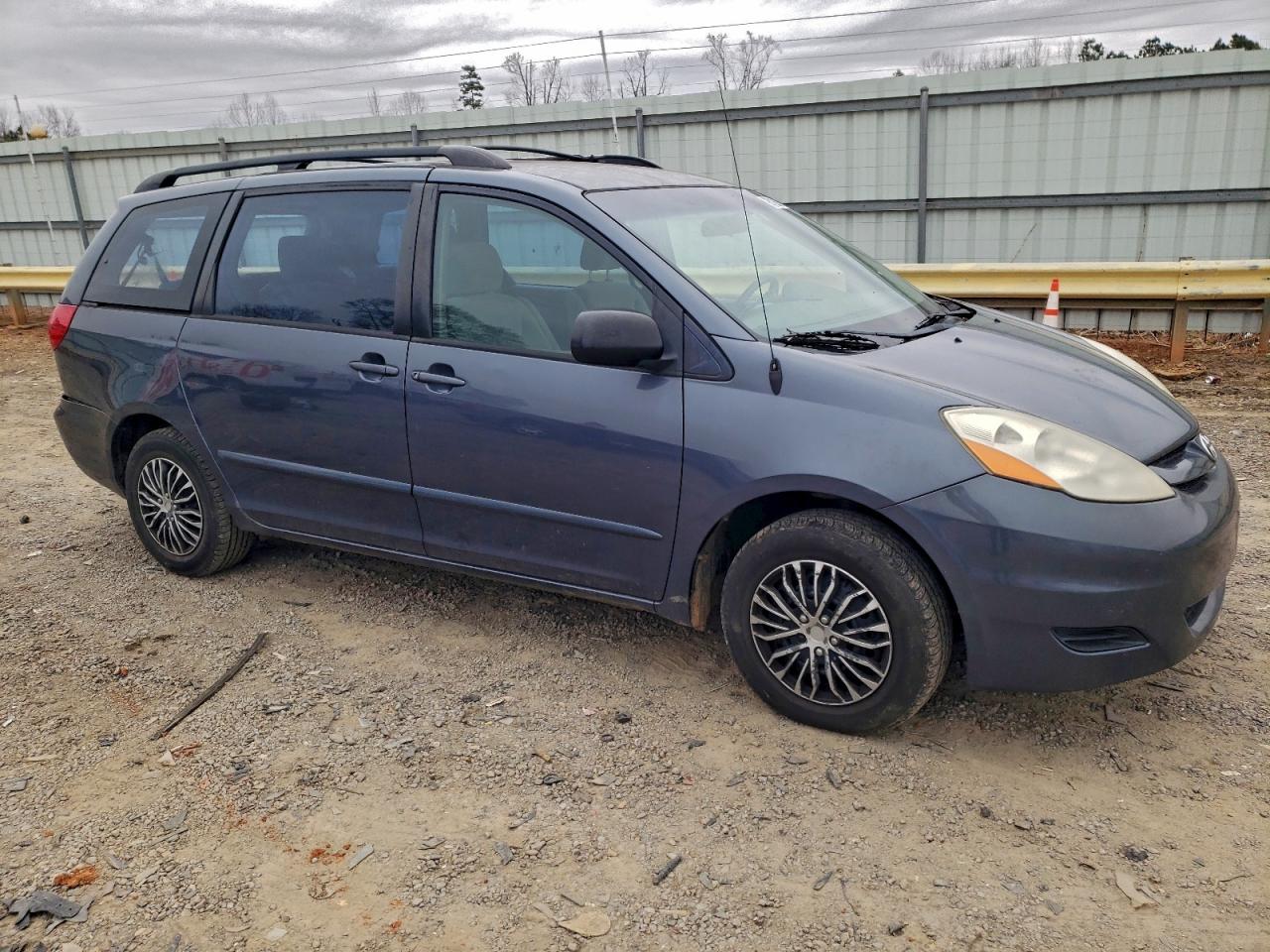 Toyota Sienna Ce Image 8