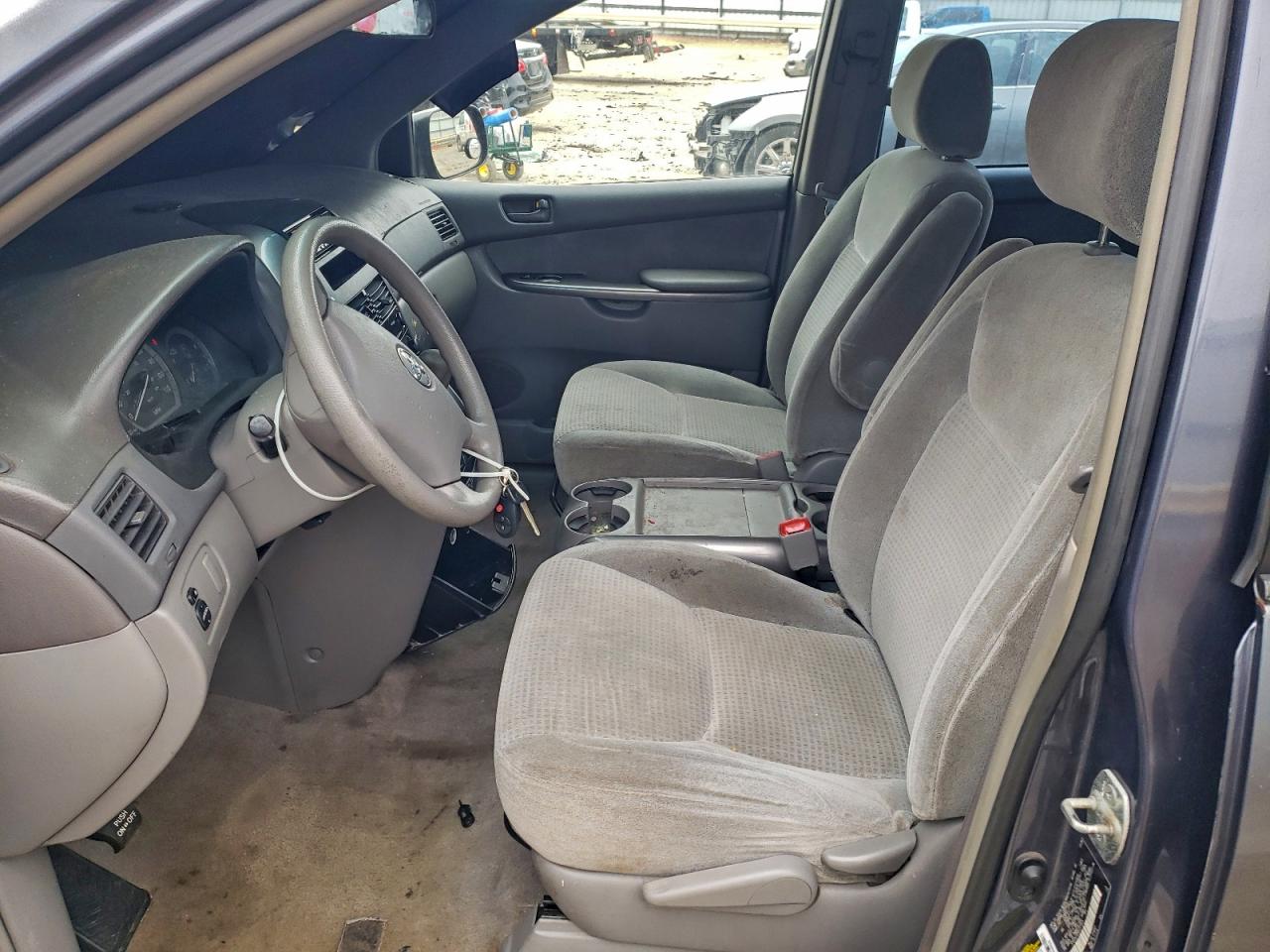 Toyota Sienna Ce Image 6