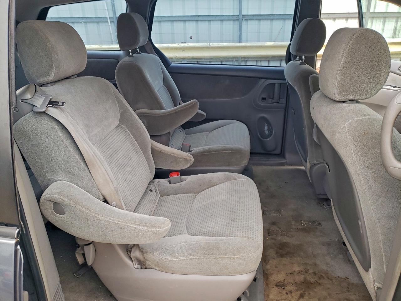 Toyota Sienna Ce Image 9