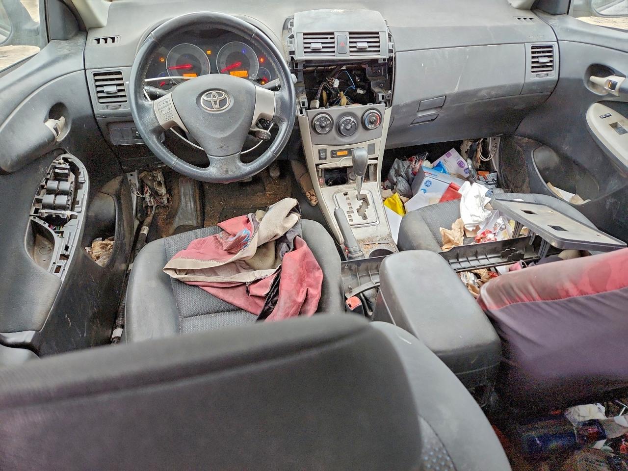 Toyota Corolla Base Image 9