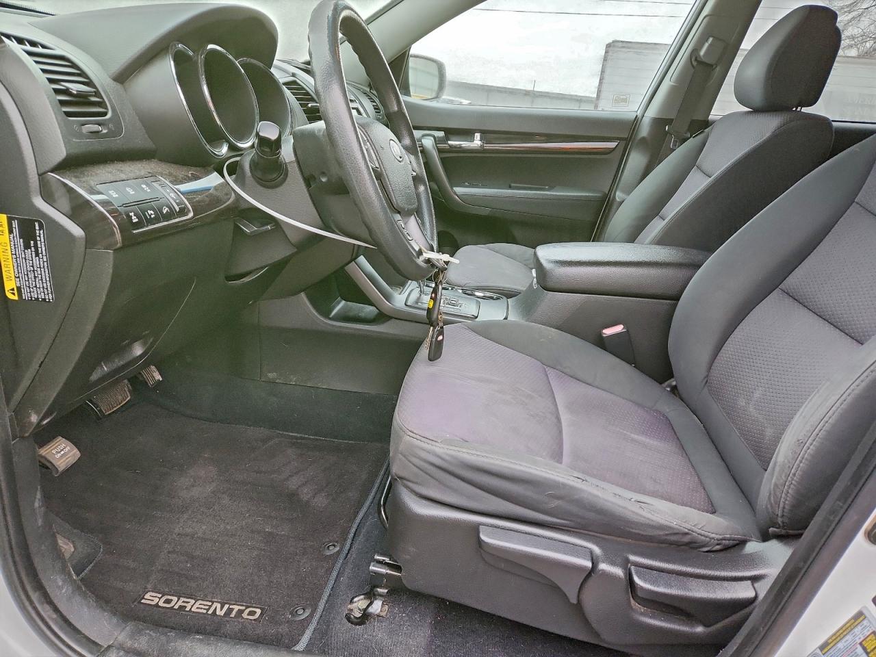 Kia Sorento Base Image 8