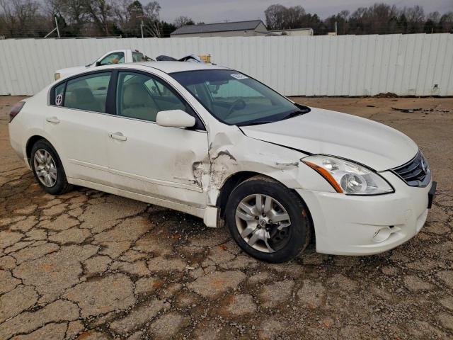 Nissan Altima Base Image 12