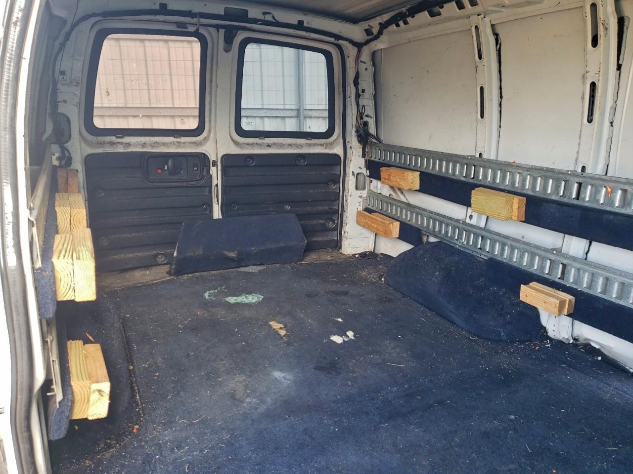 Chevrolet Express Image 4