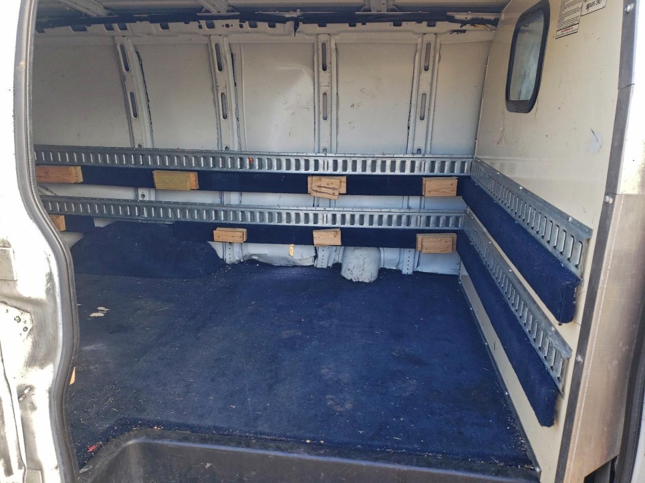 Chevrolet Express Image 5