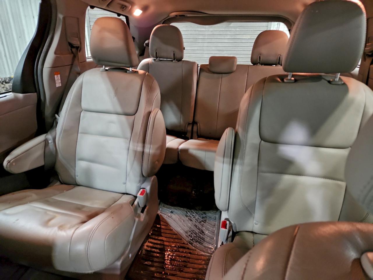 Toyota Sienna Xle Image 12