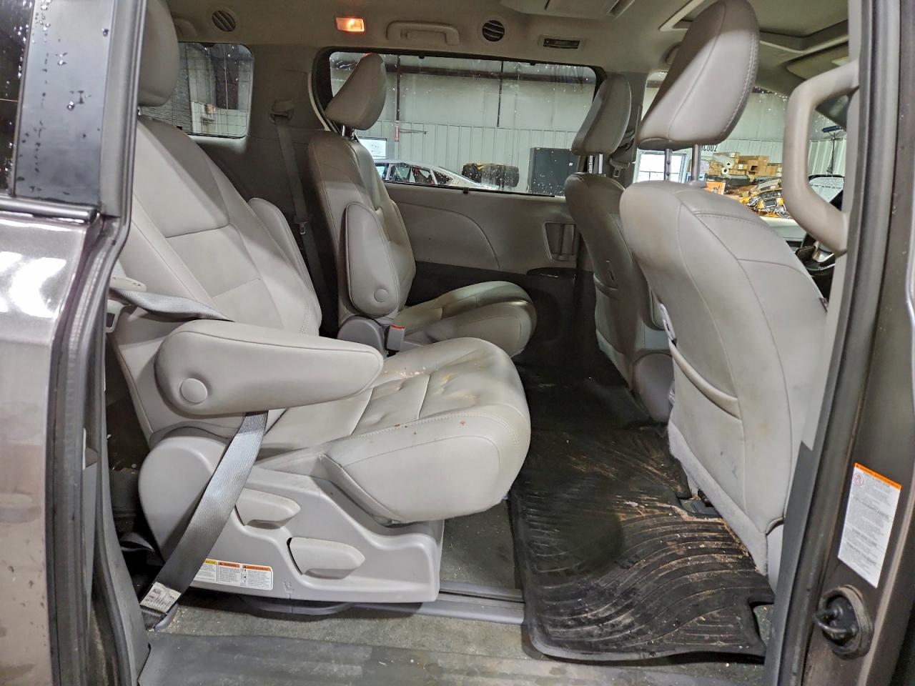 Toyota Sienna Xle Image 11