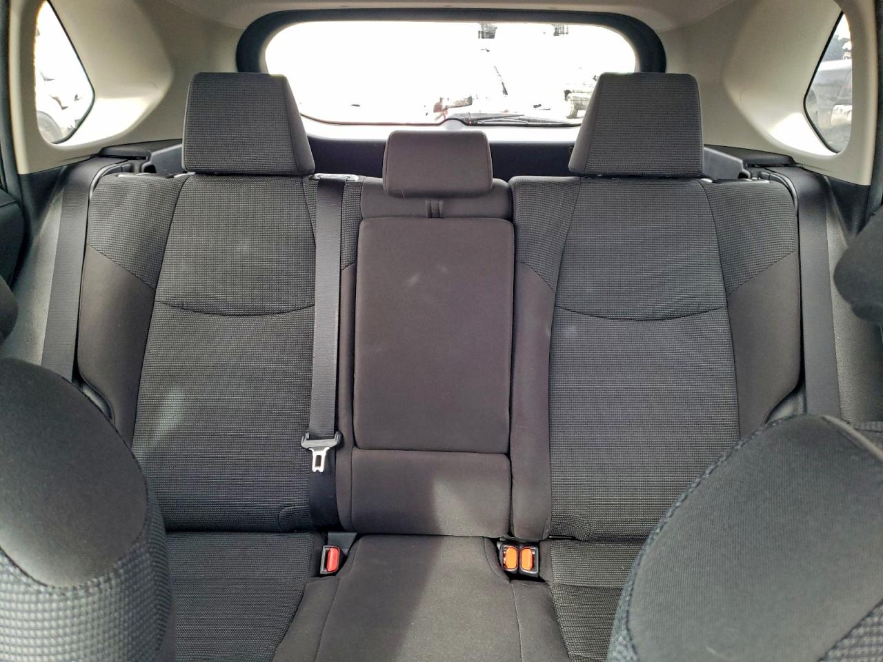 Toyota RAV4 Le Image 8