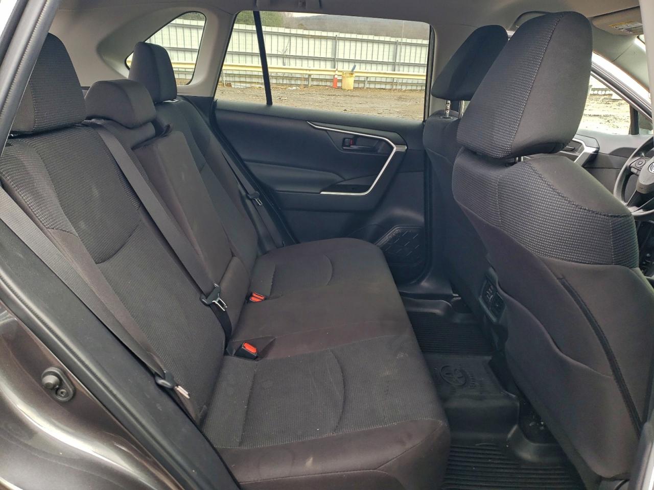 Toyota RAV4 Le Image 7