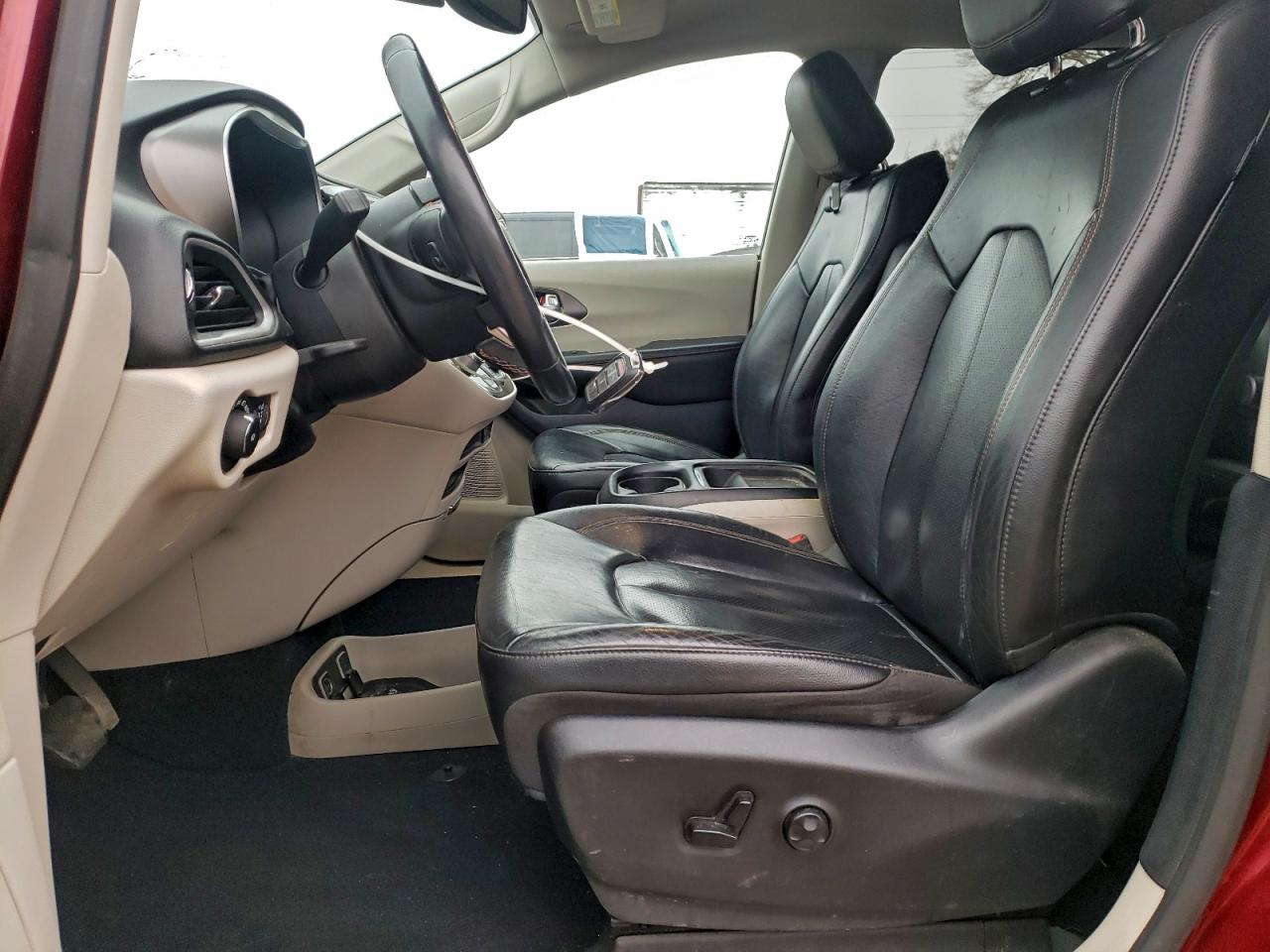 Chrysler Pacifica Touring L Image 6